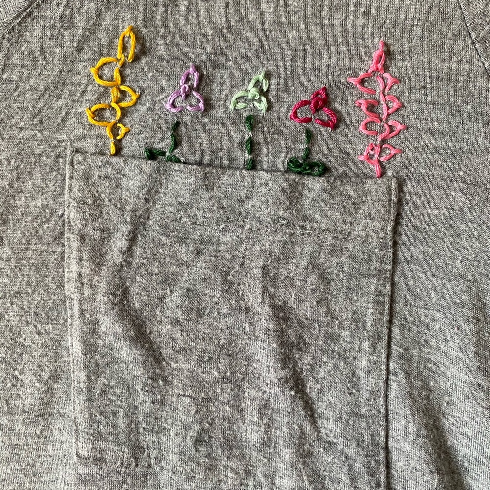 Cable & Gauge gray high low embroidered tee